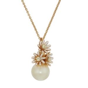 Kate Spade loves me loves me not daisy pendant
